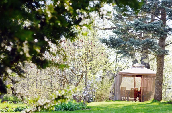 Bower arbour zomerhuis meubilair. rust in de tuin — Stockfoto
