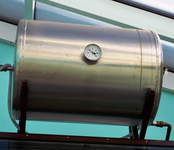 Kolektor słoneczny pojemnik ciepła woda termometr — Zdjęcie stockowe