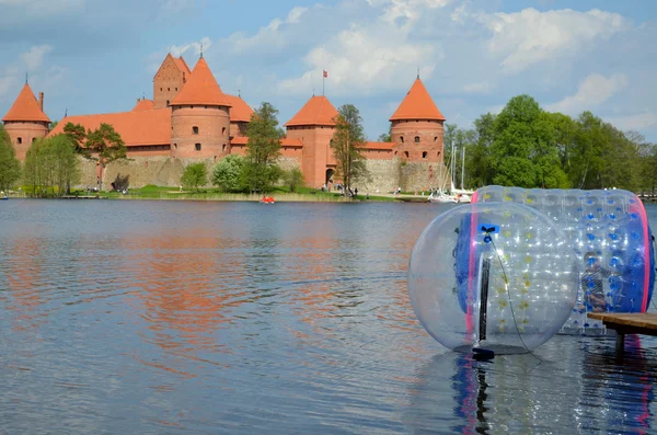 Zorbing op water in de buurt van trakai kasteel galve lake — Stockfoto
