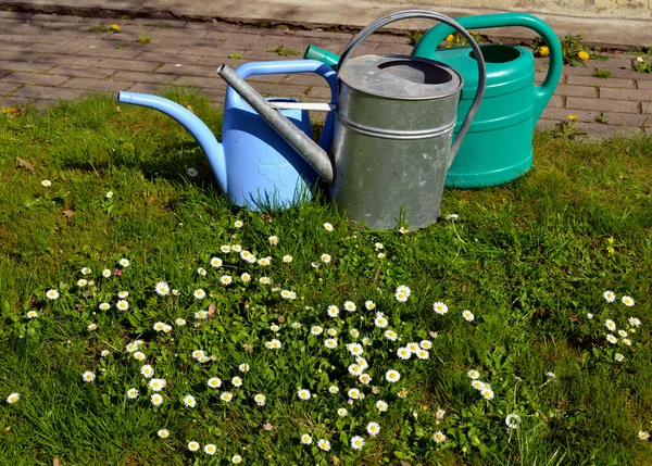 Bahçe Sulama-ebilmek püskürtme araçları nesneleri çimen — Stok fotoğraf