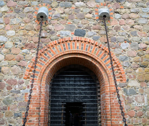 Entré till hall of castle gates hänga på kedjor — Stockfoto
