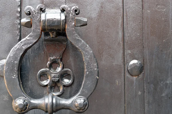 Винтажная металлическая дверная ручка. Древняя архитектура — стоковое фото