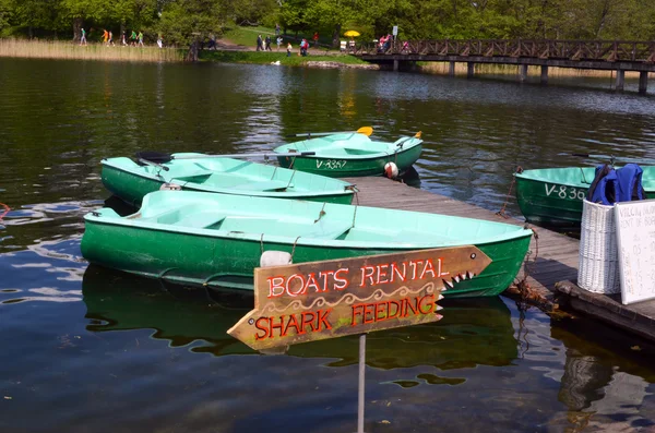 Boat rent near shore of Lake. Active recreation — Stock Photo, Image