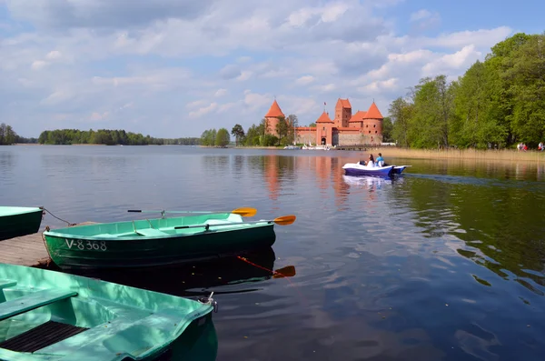 Barcos en la orilla del lago Galve y el castillo de Trakai — Foto de Stock