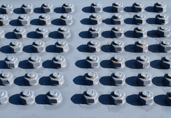 Элементы укрепления металлического моста. Болты
