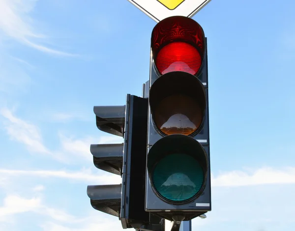 Kırmızı trafik ışığı mavi gökyüzü arka planda — Stok fotoğraf