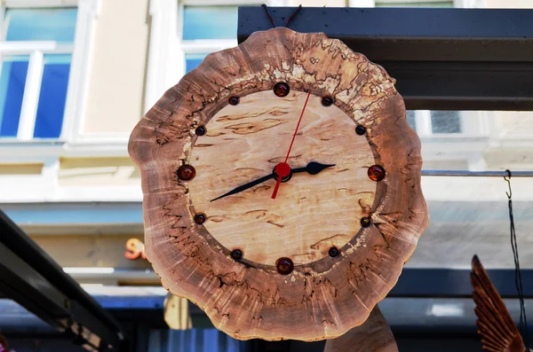 Orologio in legno lavorato a mano decorato con pietre ambrate — Foto Stock