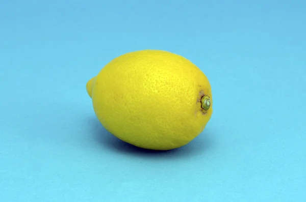 Lemon heatlhy frutas closeup no fundo azul — Fotografia de Stock