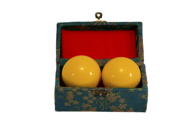 Gelbe Billardbälle in Vintage-Retro-Box isoliert — Stockfoto