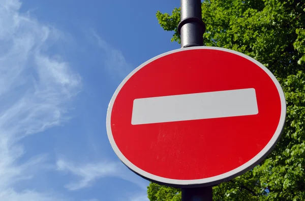 Begränsa trafik tecken vitt tegel på rött på himlen — Stockfoto