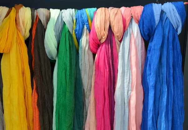 Multi color huvuddukar fichu sidenscarfar säljs — Stockfoto