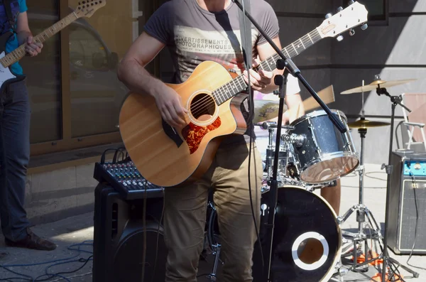 Músico tocar bateria guitarra rock evento de rua livre — Fotografia de Stock