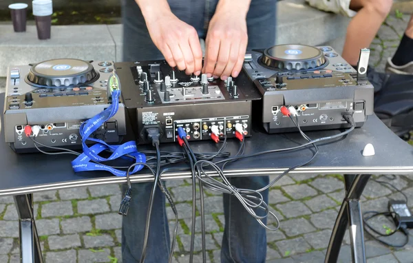DJ handen spelen mix track draaitafel deelvenster in straat — Stockfoto