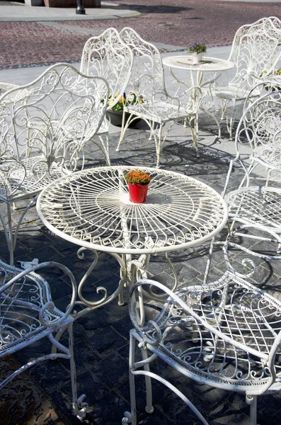 Декоративные белые столы и стулья возле кафе — стоковое фото