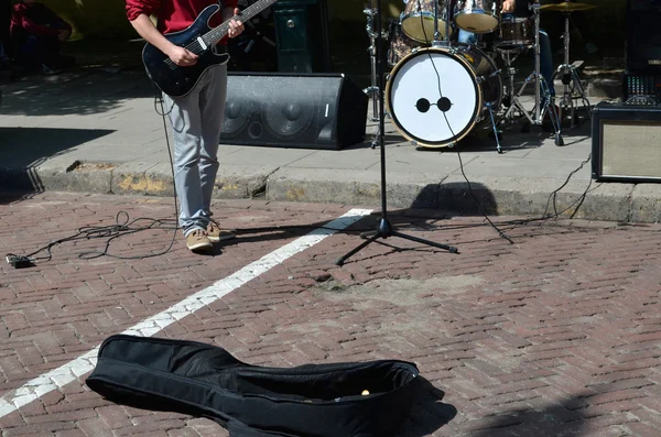 Dia da música de rua e músico toca guitarra — Fotografia de Stock