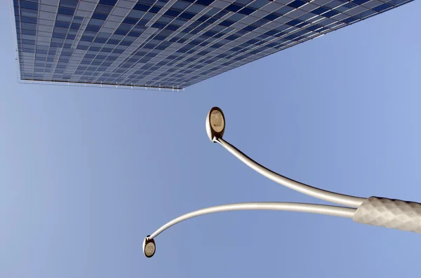Vysoké skleněné budovy a pouliční světla v modré obloze — Stock fotografie