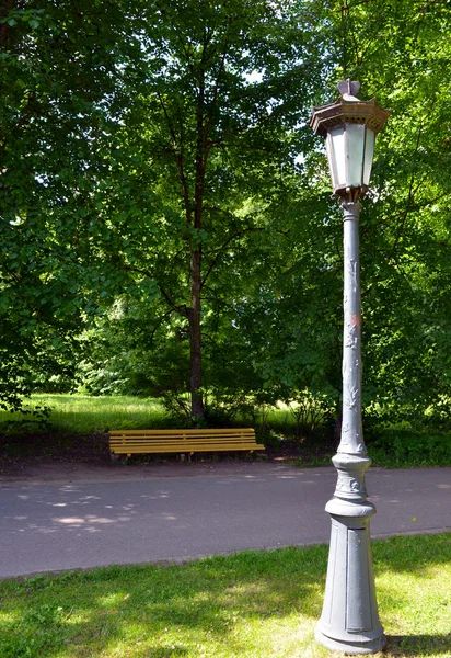 Vintage retro park lamp pole and wooden bench — Stock Photo, Image