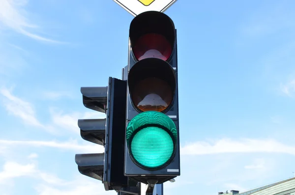 Zöld színű közlekedési lámpa kék ég, a háttérben — Stock Fotó