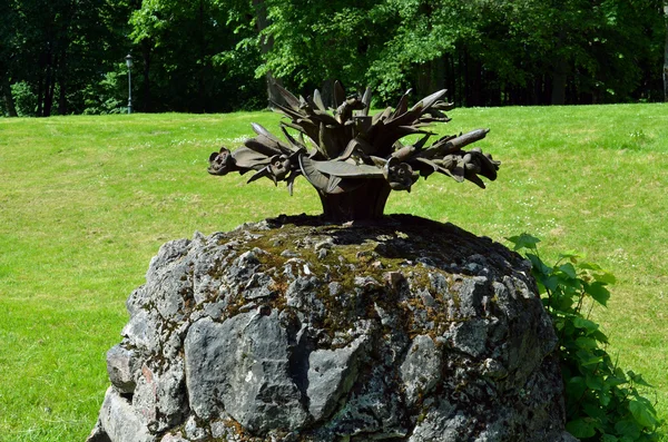 Vintage retro fontän stål blomma mossiga stenar — Stockfoto