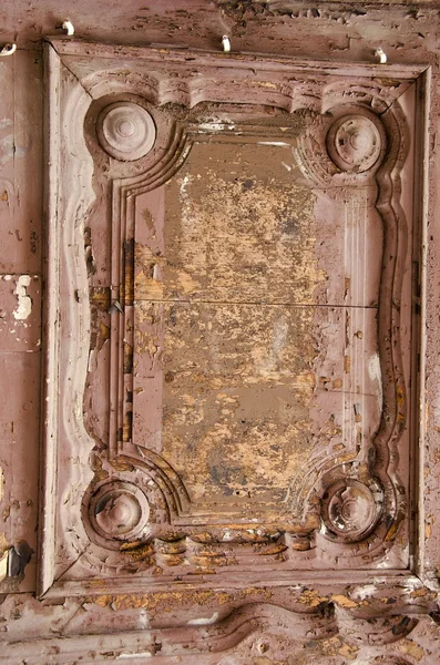 Staré dřevěné dveře fragment. — Stock fotografie