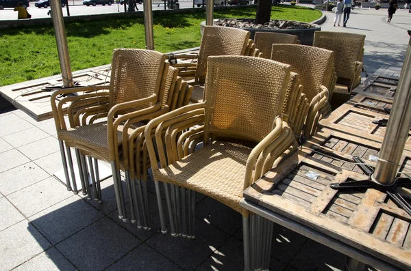 Wiklinowe krzesła i stoły na chodniku — Zdjęcie stockowe