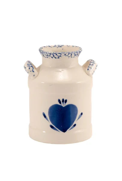 Vase en céramique plat coeur bleu isolé sur blanc — Photo