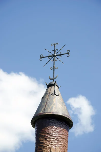 Escultura esculpida telhado de madeira e decoração de aço — Fotografia de Stock