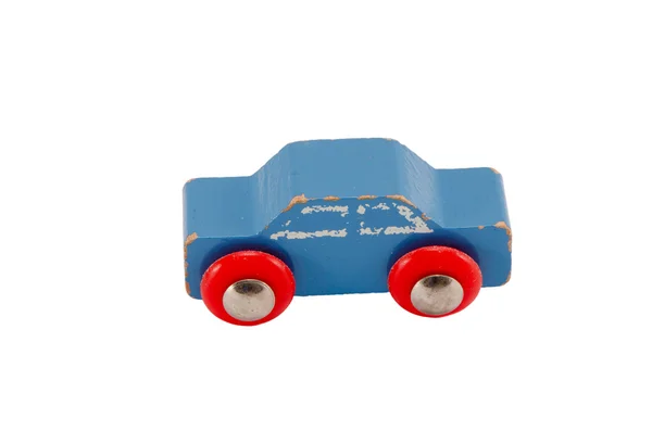 Деревянный синий винтажный игрушечный автомобиль изолирован на белом — стоковое фото