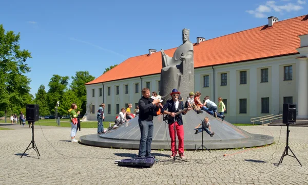 Müzisyen oyun aletleri Mindaugas taç heykel şarkı söyle. — Stok fotoğraf