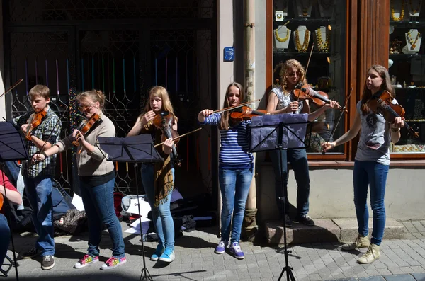 Giovane suonare il violino nella giornata di musica di strada — Foto Stock