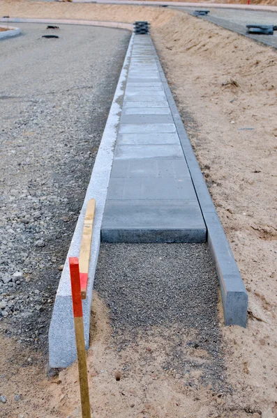 Нове будівництво тротуару і залитий щебінь — стокове фото
