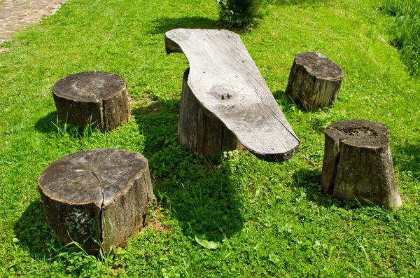 Tisch und Stühle aus Baumstümpfen. Rastplatz — Stockfoto