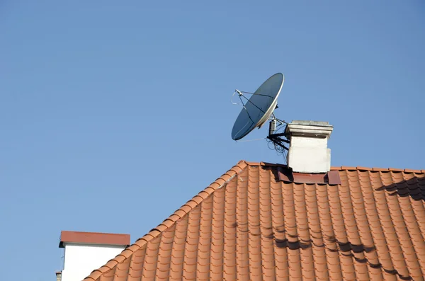 Satelliet televisie-antenne aangesloten op schoorsteen — Stockfoto