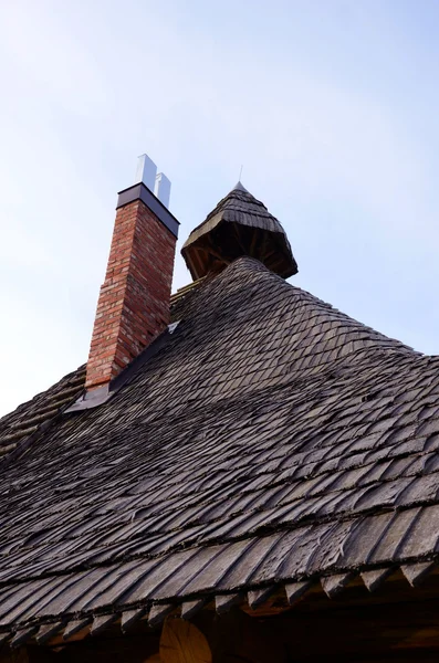 Ретро винтажная деревянная крыша новый красный кирпичный дымоход — стоковое фото