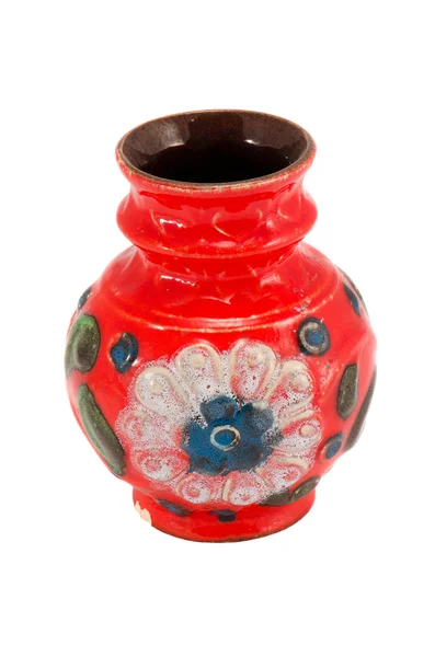 Ручная разноцветная глиняная ваза, изолированная на белом — стоковое фото