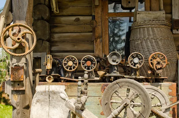 Old sewing and weaving machines tools log house — Stock Photo, Image