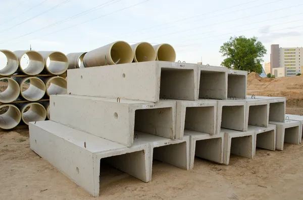 Moldes de concreto e tubos de esgoto de plástico — Fotografia de Stock