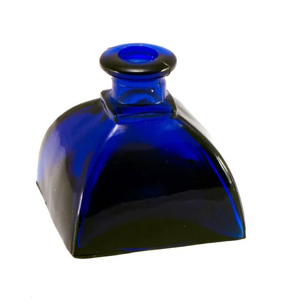 Винтажная голубая стеклянная бутылка, изолированная на белом — стоковое фото