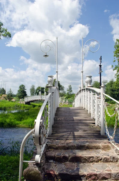 Λευκό Καλλωπιστικές γέφυρες μέσω πάρκο ρεύμα ουρανό — Φωτογραφία Αρχείου