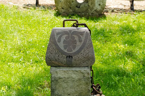 Sztuczna kobieta torebka wykonana z kamienia. zardzewiały łańcuch — Zdjęcie stockowe