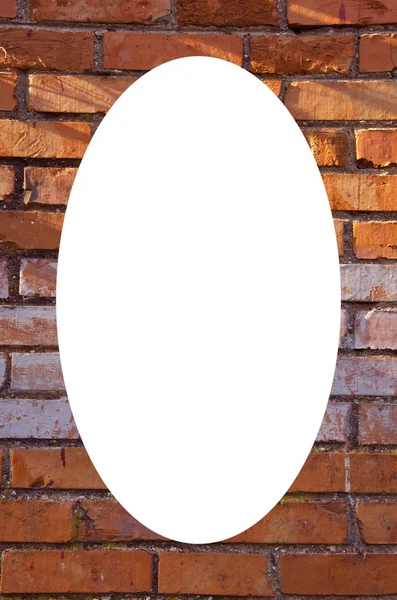 Parede de tijolo vermelho fundo e branco oval no centro — Fotografia de Stock