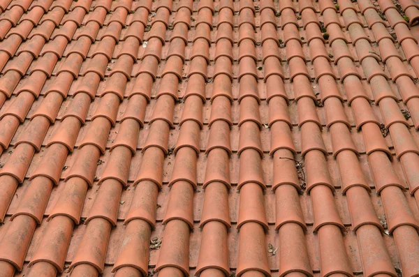 Hintergrund aus Lehm runde Ziegel Dach gedeckt — Stockfoto