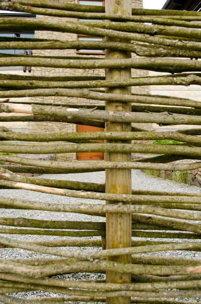 Cerca de fundo tecelado galho de madeira casa quintal — Fotografia de Stock