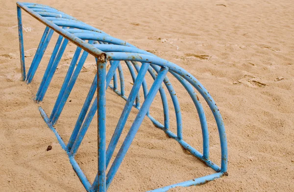 Azul bicicleta de aço lugar de estacionamento areia do mar na praia — Fotografia de Stock