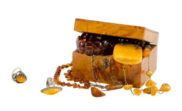 Amber jóias caixa de madeira vintage isolado no branco — Fotografia de Stock
