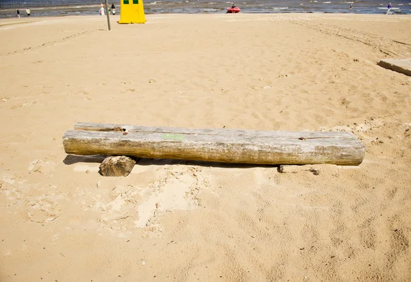 Antiguo banco de madera roto en la arena del mar. Relájate — Foto de Stock