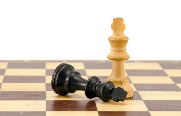 Preto xadrez rei mentira perto vencedor pernas brancas — Fotografia de Stock