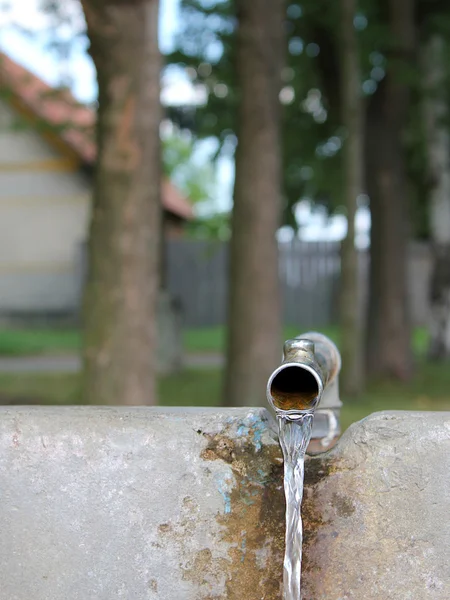 Water dat uit een kraan stroomt — Stockfoto
