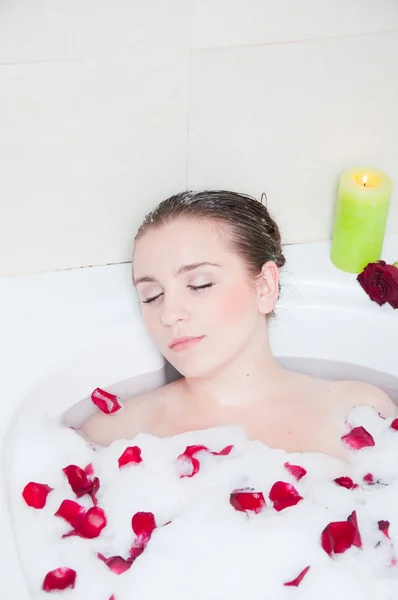 Joven hermosa mujer relajante en un baño — Foto de Stock