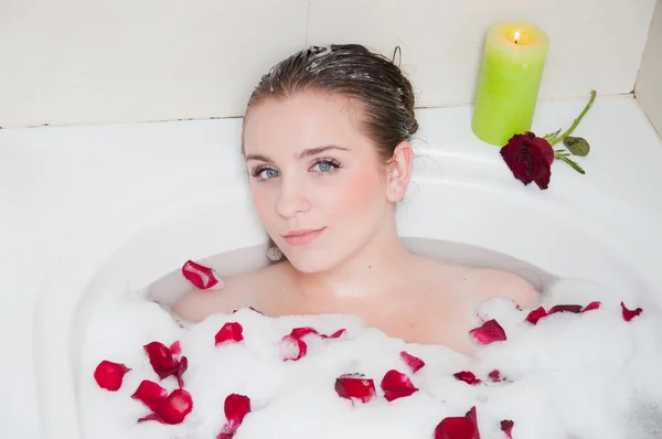 Young beautiful woman relaxing in a bath — Stock Photo, Image